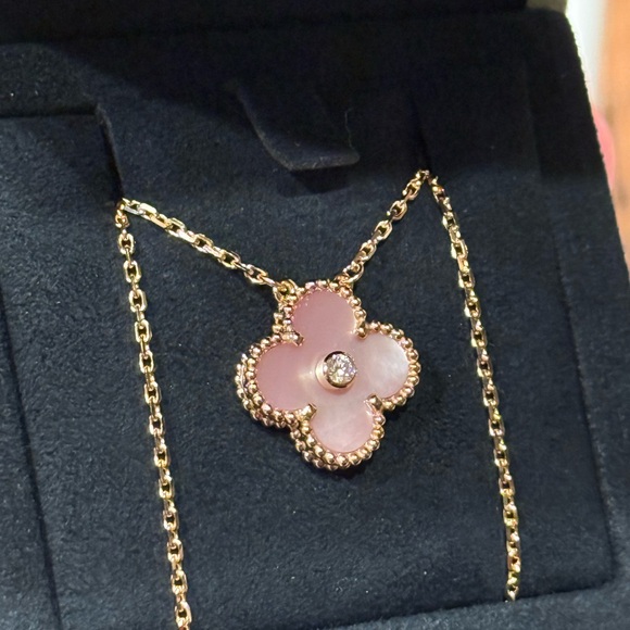 Van Cleef & Arpels 2025 Pink Mother Of Pearl Holiday Pendant Necklace - Picture 3 of 7